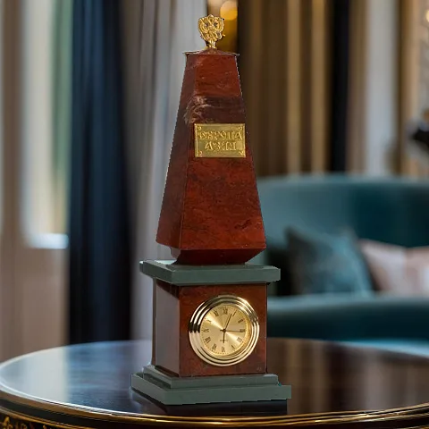 Памятная стела «Европа — Азия» с часами из яшмы и долерита — необычный подарок