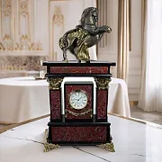 Каминные часы «Конь» из яшмы и долерита — оригинальный подарок — фотография 1