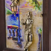 Бронзовая картина «Парень с розой. Набережная. Парусники» с подсветкой — оригинальный подарок — фотография 6
