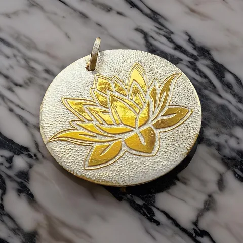 Брелок из металла «Лотос» в подарок