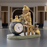 Часы с сидящим гномом на змеевике — необычный подарок — фотография 1