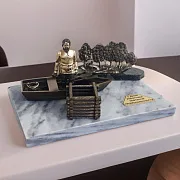 Подарочный бронзовый сувенир «Первый нефтяной промысел» с мраморным основанием — фотография 1