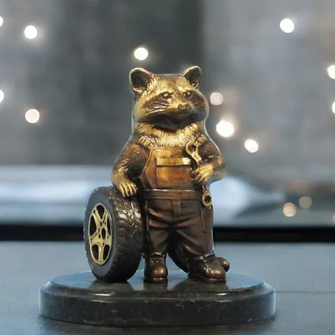 Бронзовая статуэтка «Енот-шиномонтажник» на змеевике — оригинальный подарок